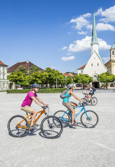 Radler am Kapellplatz in Altötting
