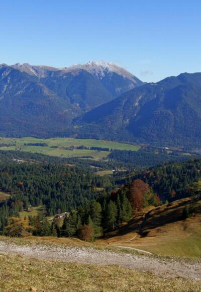 Der vergleichswiese breite Gipfelweg mit Blick zur Soierngruppe