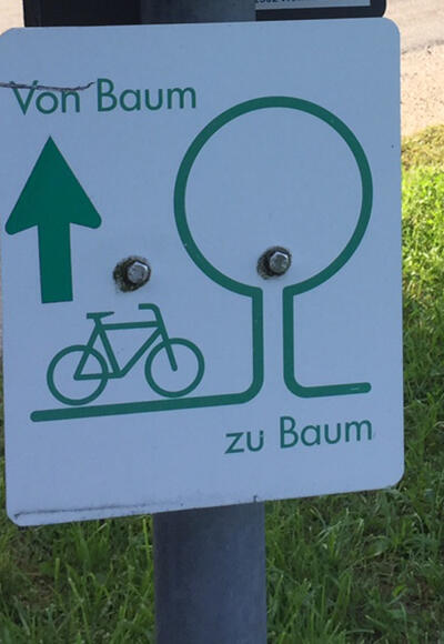 Radwegbeschilderung Von Baum zu Baum