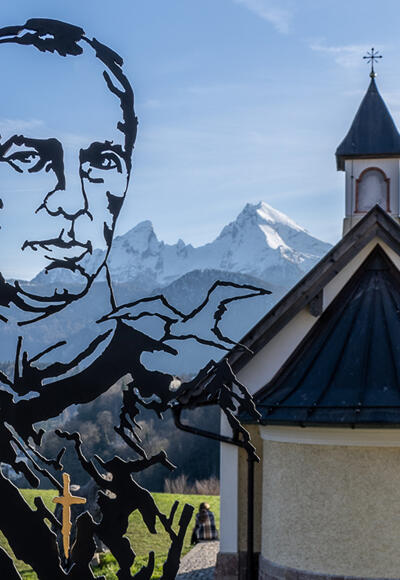 Der selige P. Kaspar Stanggassinger wacht sichtbar über Berchtesgaden