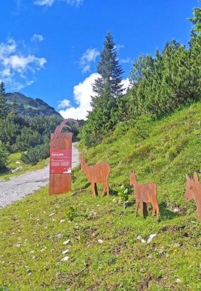 Informationstafeln und Steinbock-Nachbildungen entlang des Weges