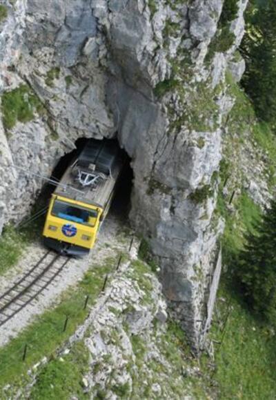 Wendelstein-Zahnradbahn bei Bergdurchfahrt.
