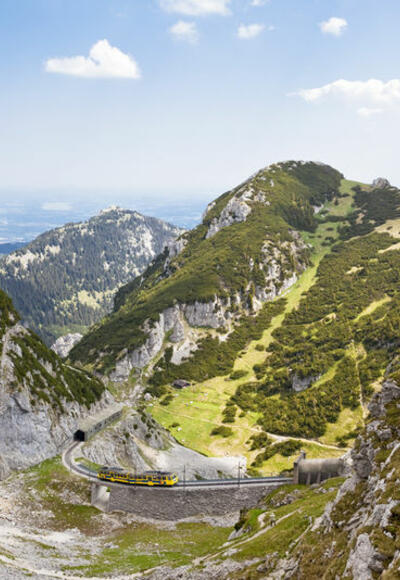 Wendelstein-Zahnradbahn im Sommer.