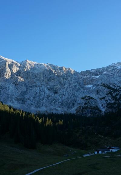 Die felsige Umrahmung der Wettersteinalm