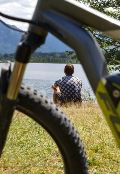 Fahrradfahrer am See