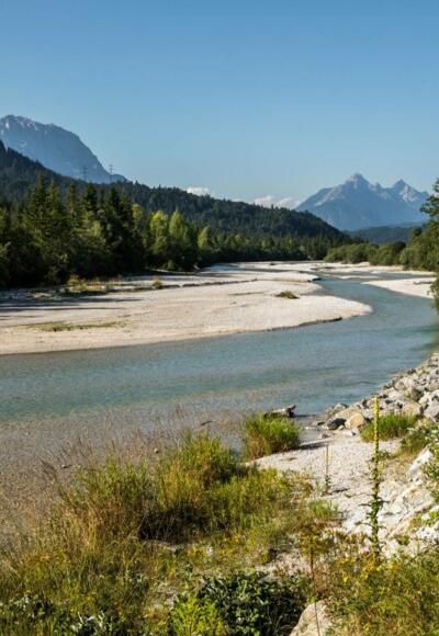 Isarsteg in Wallgau im Sommer