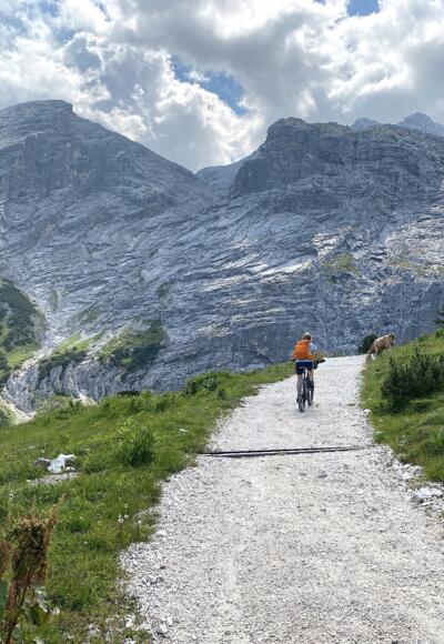 Der letzte Abschnitt führt nochmals im Antlitz der Felsfluchten des Wettersteingebirges steil hinauf zum Schachen.
