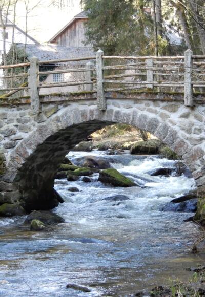 schöne alte Steinbrücke