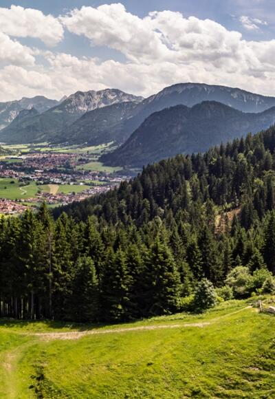 Hündeleskopfhütte mit Blick auf das Pfrontener Tal