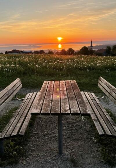 Bankerl mit Blick auf den Chiemsee