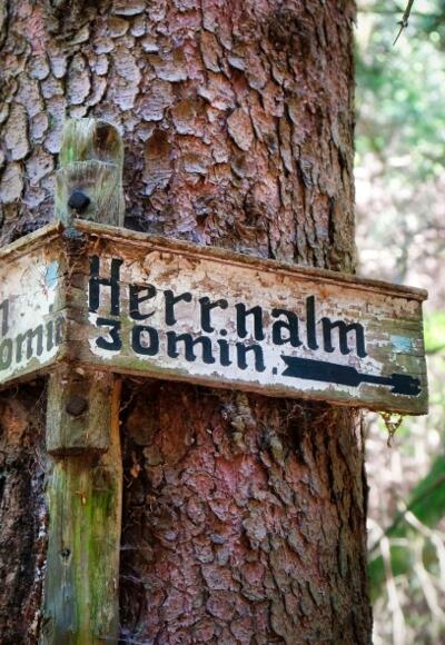 Beschilderung zur Herrenalm