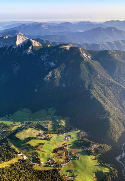 Perfekte Aussichtskanzel: Der Guffert thront auf knapp 2200 Metern Höhe über dem Bergsteigerdorf Steinberg