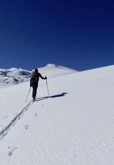 Der flache und spaltenlose Loobferner. Im Hintergrund kann man bereits den Zirmkogel ausmachen.