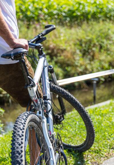 Radler mit Lederhose vor Kneipp-Anlage