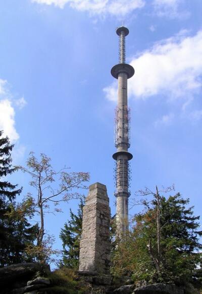 Auf dem Ochsenkopf, nahe des Asenturms, befindet sich auch dieser Sendemast.