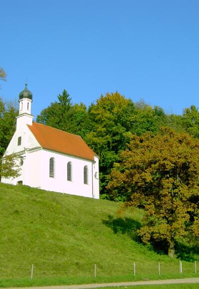 Lorenzberg mit Lorenzkirche in Epfach