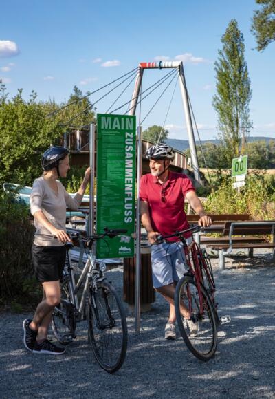 Am Mainzusammenfluss von Rotem und Weißem Main