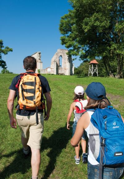 Wandern bei den Ruinen der Katharinenkapelle nahe Heidenheim-Hechlingen im Fränkischen Seenland
