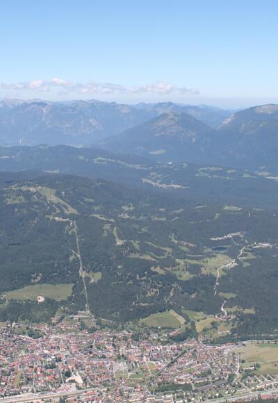 Blick über Mittewald Richtung Garmisch-Partenkirchen