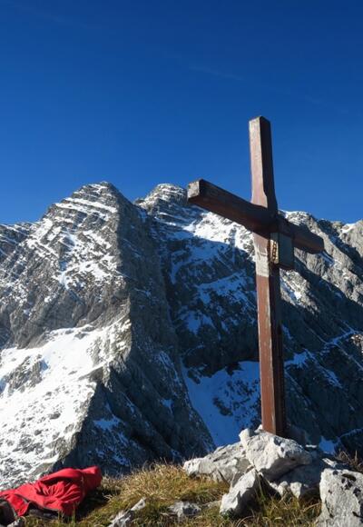 Gipfelkreuz Mitterberg mit Scheiblingstein im Winterkleid