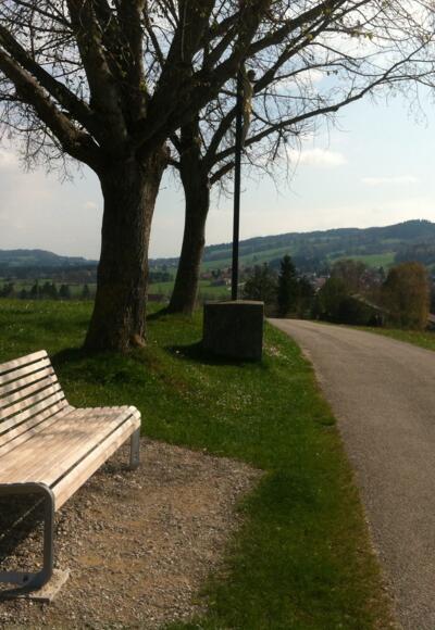 Die Bank an der Panoramatafel mit 57 Berggipfeln lädt zum Verweilen ein