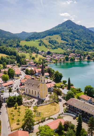 Schliersee Ort mit Kirche
