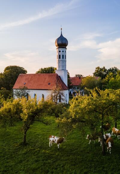 Kirche und Streuobstwiese am Jasberg