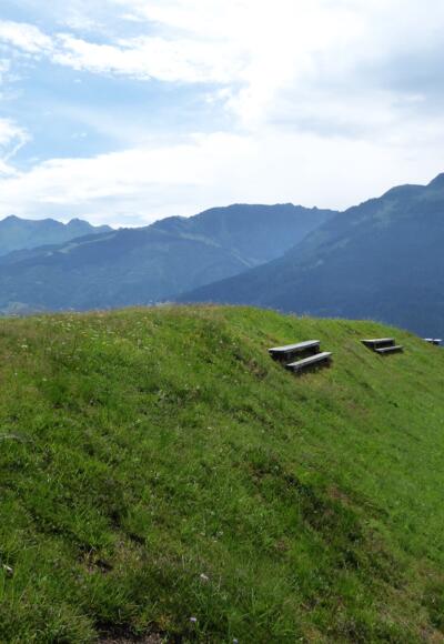 Das Naglköpfl mit dem Wetterkreuz und dem deutlich erkennbaren prähistorischen Schutzwall.
