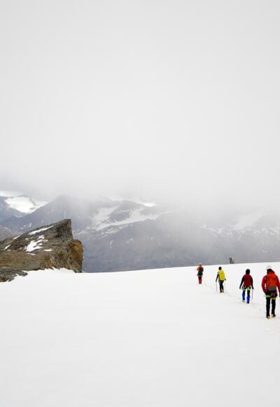 Rückweg am oberen Teil des Gletschers. Der Weg geht rechts am Felszahn vorbei