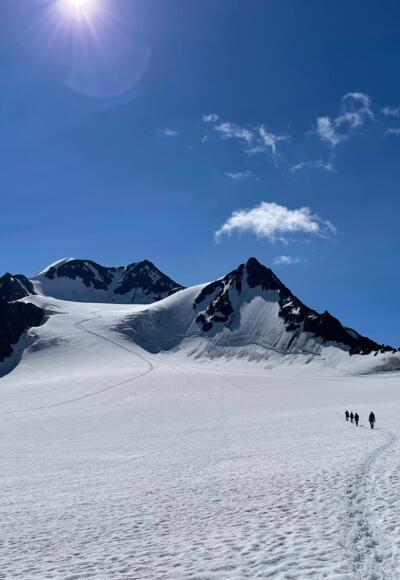 Erster freie Blick auf die Wildspitze (Doppelgipfel Bildmitte). Der Weiterweg schon gut zu erkennen