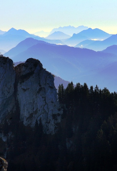 Bergtour Ettaler Manndl - Gipfel mit Estergebirge und Fernblick bis zum Wilden Kaiser