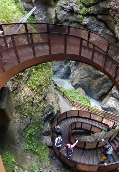 Auf der Helix-Wendeltreppe führt der Weg 30 Meter in die tiefe der Liechtensteinklamm.