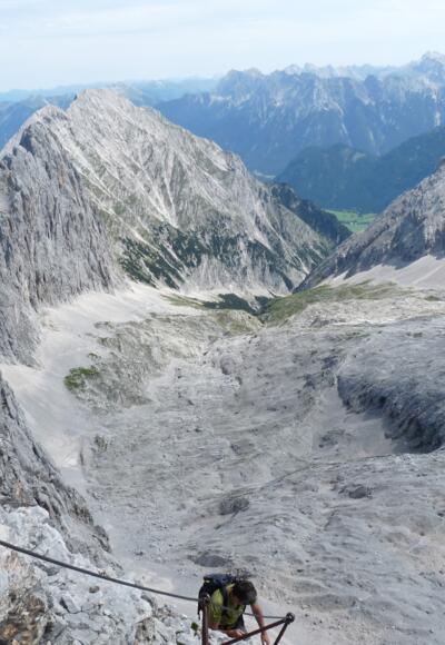 Grandioser Tiefblick während des Aufstieges auf das Leutascher Platt.