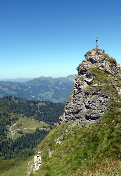 Vom Filzmooshörndl führt der Weg in einer weiten Schleife auf den Remsteinkogel (oberhalb der Buchbachkar-Alm).