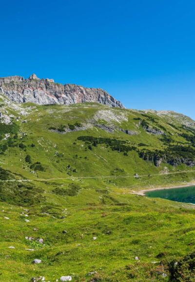 Wandern am Formarinsee in Vorarlberg