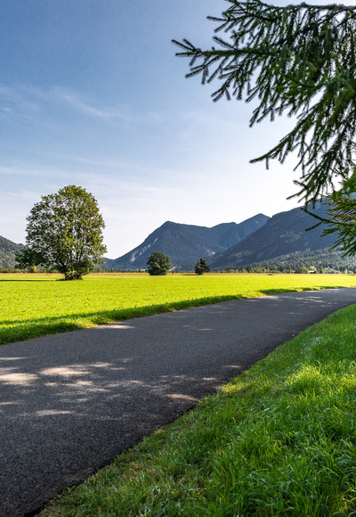 Der Blick aus der Ferne auf die bewaldeten Hügel des Ettaler Sattels