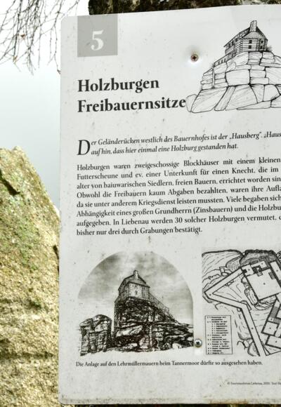 Zahlreiche Infotafeln beschreiben rätselhafte Schalensteine, Kultstätten und mystische Plätze