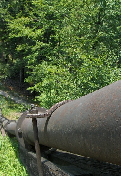 Himmelsleiter und Pipeline am Fuß des Hochbehälters
