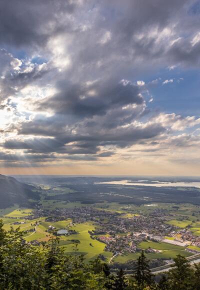 Ausblick über Grassau und den Chiemsee von der Schnapenkirche