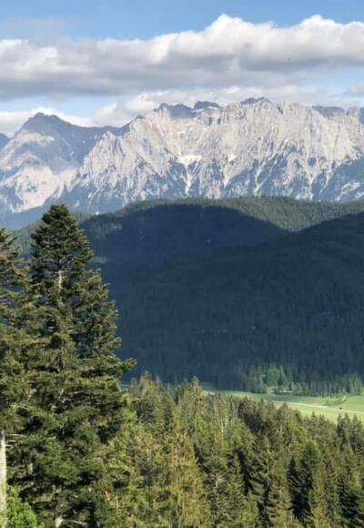 Blick auf Schloss Elmau.