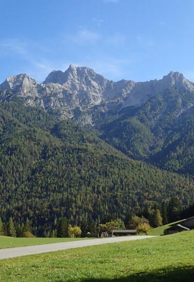 Start bei der Rechensaukapelle mit Blick auf die Westseite der Loferer Steinberge
