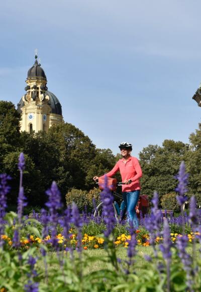 Radlerin im Hofgarten in München