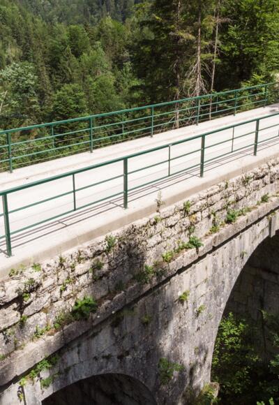 Gravelbiken auf einer historischen Brü+cke im Weißenbachtal in Bad Goisern