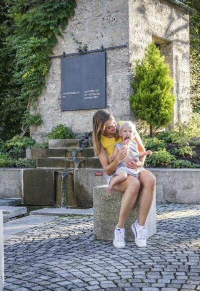 Eisessen an der Brannenburger Touristinformation