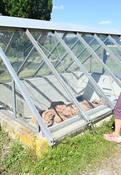 Radlerin vor dem Römerofen in Germering