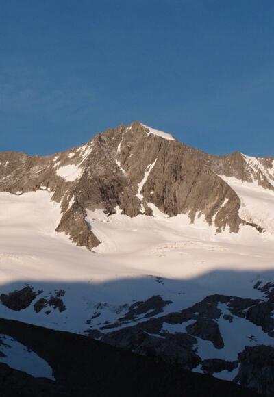 Ziel von der Hüttenterrasse vor Augen: Wildgerlosspitze mit Eisraute und Nordgrat (rechts)