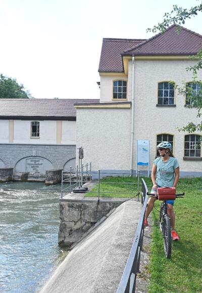 Radlerin am E-Wasserkraftwerk in Schöngeising