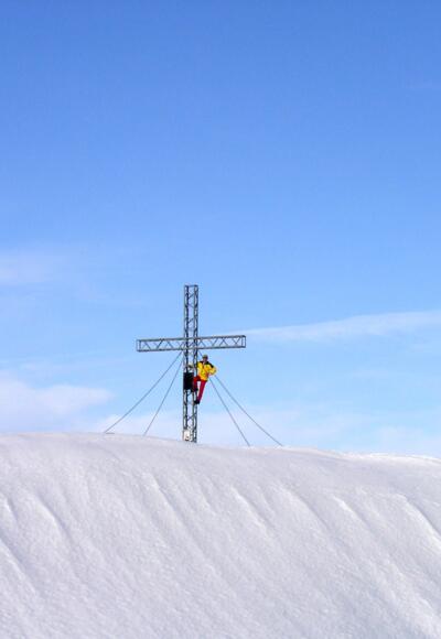 Blick zum Gipfelkreuz vom Schönberg 2090m