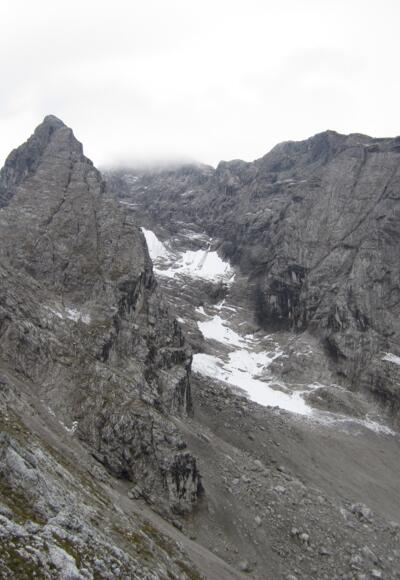 Eisbodenscharte (links) und erster Aufschwung am Nordgrat zur Blaueisspitze