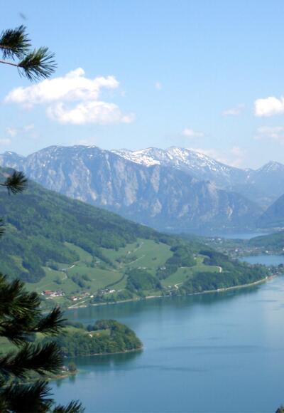 Mondsee mit Höllengebirge im Hintergrund